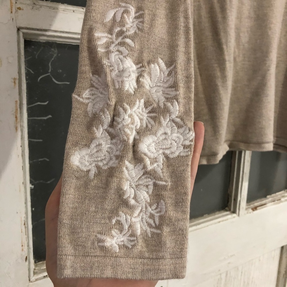 Embroidered off the shoulder long sleeve Top - Picture 4 of 5